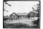 Täby kyrkskola, byggnad och skolbarn.