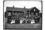 Bäcketorps skola, skolbyggnad, 76 skolbarn och två lärare.
Theres Arvidson.