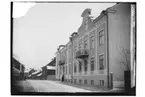 Tvåvånings hyreshus och 7 andra hyreshus. Huset mot gatan. Fastigheten byggdes 1922.

Hästhandlare N. Nilsson