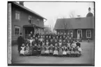 Stora Mellösa skola, två skolbyggnader, 56 skolbarn och en lärare.
Organist A. Söderborg