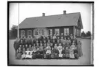 Hidingsta skola, skolbyggnad, 70 skolbarn och två lärare.
Folkskollärare Elander.