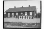 Bröllop, brudpar och bröllopsgäster.
Skolhuset.
Organist C. Oskarsson