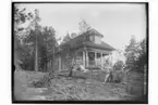 Sommarvillan från sjön, tre kvinnor och en hund.
Fabrikör Anton Hahn, Engelbrektsgatan 64, Örebro.