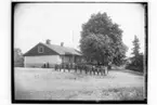 Garphyttans skola, Latorps Bruk, Tysslinge socken.
Skolbyggnad och skolbarn.
Folkskollärare A. Danielsson.