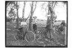 Två cyklister och en skolpojke.
Carl Werssel, Klostergatan 7, Örebro.