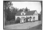 Bostadshus, familj, 7 personer. 
D. Leander.