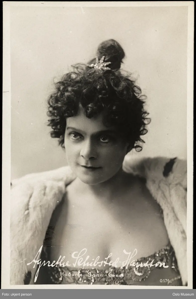 portrett, kvinne, skuespillerinne, rollebilde, Cathérine Hübscher i "Madame sans Gené" på Nationaltheatret, brystbilde, kostyme