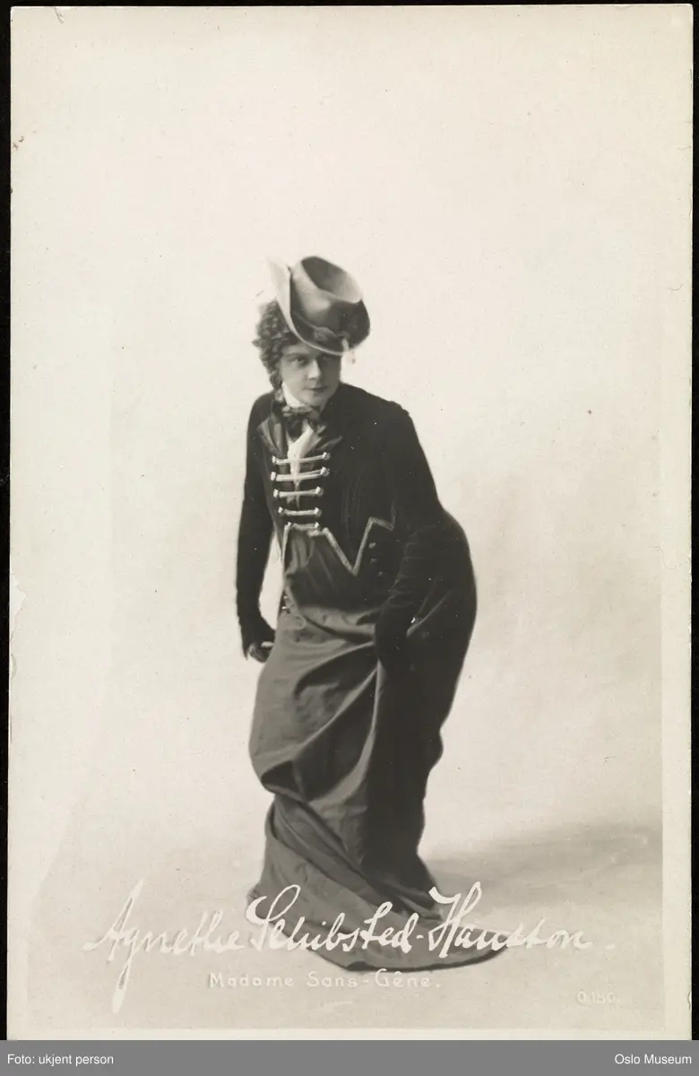 portrett, kvinne, skuespillerinne, rollebilde, Cathérine Hübscher i "Madame sans Gené" på Nationaltheatret, stående helfigur, kostyme