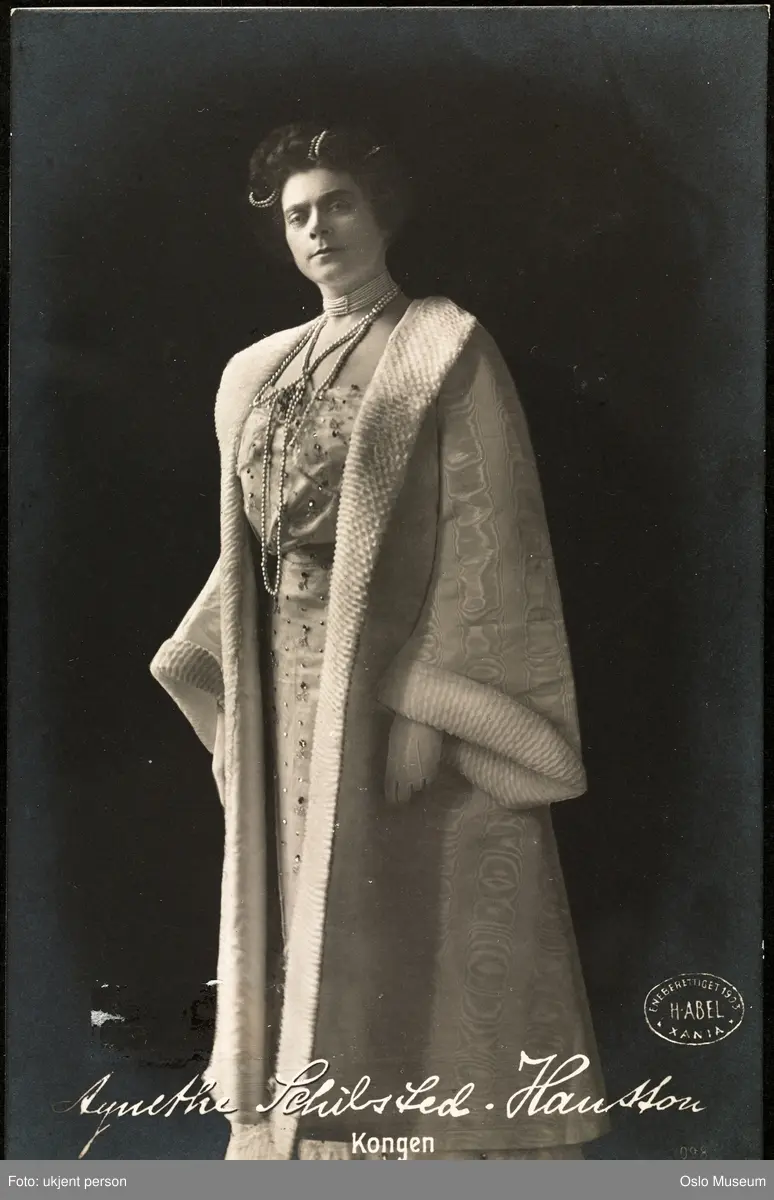 portrett, kvinne, skuespillerinne, rollebilde, Prinsessen i "Kongen" på Nationaltheatret, stående helfigur, kostyme