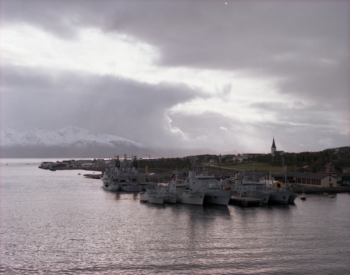 Kystvaktbasen på Sortland sett fra Sortlandsbrua, 1983. Sortland kirke i bakgrunnen til høyre. Ved kai ligger blant annet W322 KV Andenes, W320 KV Nordkapp og W312 KV Kim.