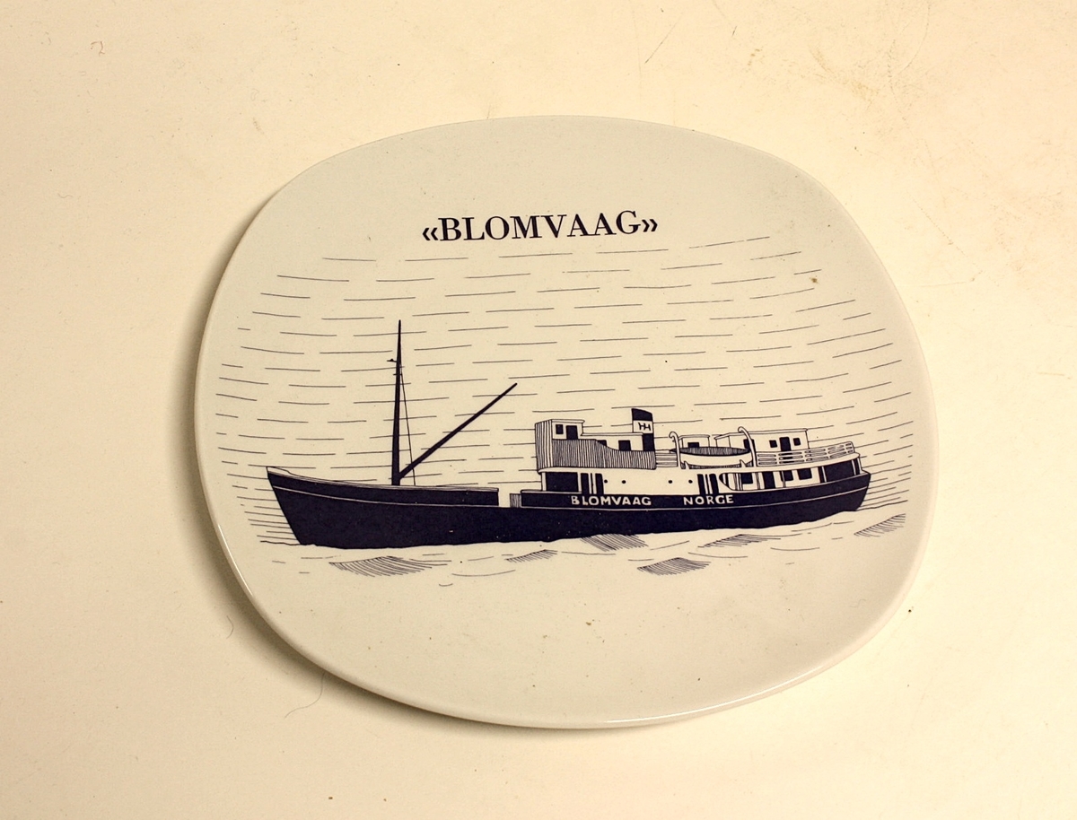 Avrundet, rektangulært fat med bilde av båten "Blomvaag".  Gave fra Øygarden kommune til Kystmuseet i Øygarden.