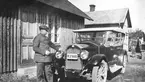 Georg Fallander i Rödesund med en av de bilar av märket Buik som ingick i hans taxi-rörelse(varav en var 7-sitsig). År 1925.