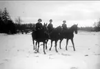 Tre lärarfruar på promenad. Strömsholm 1910-11.