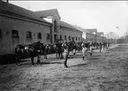 Kursen lämnas av framför hingststallet. Strömsholm 1910-11.