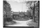 Lillkyrkas Prästgård, bostadshus, häst med trilla, 5 personer.
Brann ner år 1935.
Kyrkoherde Gustaf Norström