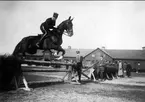 Träningshoppning på stallplan framför officersstallet. Strömsholm 1910-11.