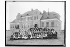 Almby skola, skolbyggnaden, skolbarn.
Fröken Rikson och Carlbergs skolbarn.