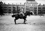 Ridskolekursen på tävlingsresa till Stockholm. Dressyrträning på K 1:s kaserngård i Stockholm. Strömsholm 1910-11.