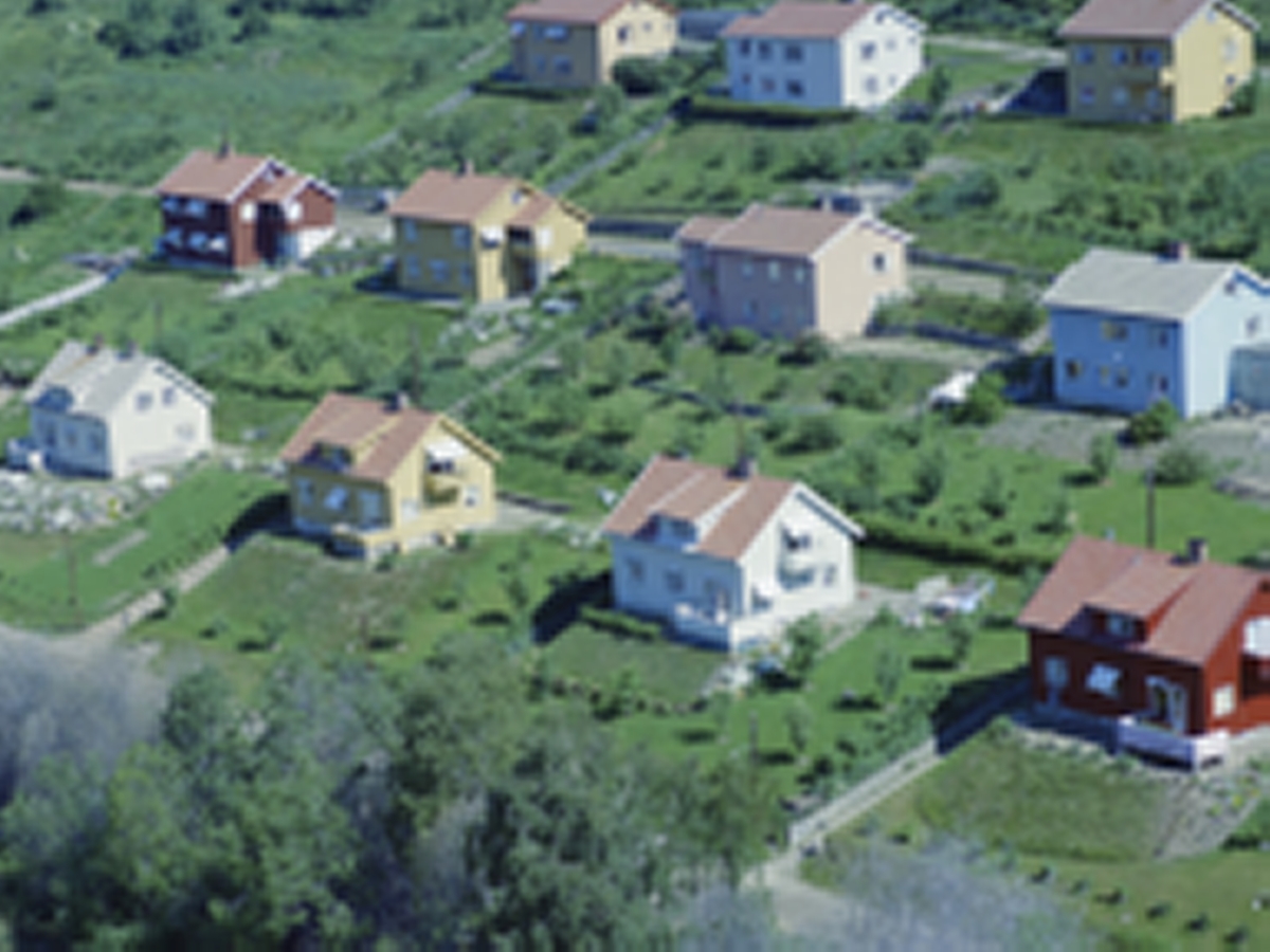 Flyfoto, Lillehammer, Nedre bydel, Busmoen boliger på tidligere Johansenjordet, Laurits Andersens gate og Lågenvegen. Lågenvegen 5 er det røde huset.