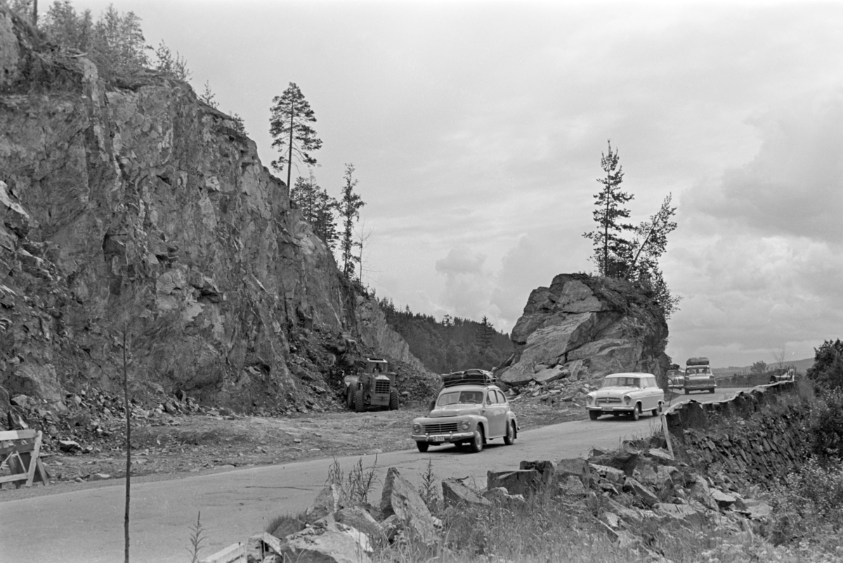 Morskogen, Stange. Vegutbygging, vegarbeid, anleggsmaskiner, biltrafikk, sprengningsarbeid, 