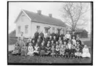 Rinkaby skola, 47 skolbarn och lärarinna fröken Beda Kruse.
Skolbyggnaden och uthus.