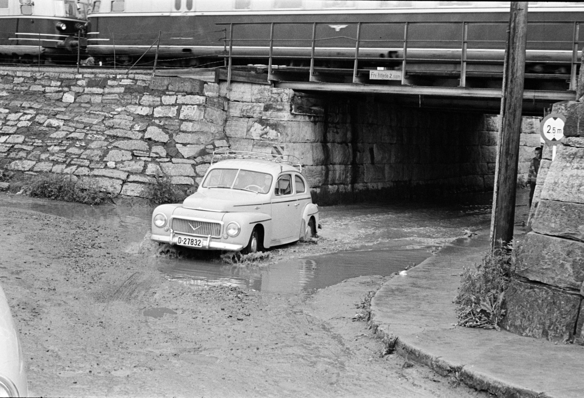 Victoriaundergangen, flomvann, personbil, Volvo PV, D-27832,, Hamar.