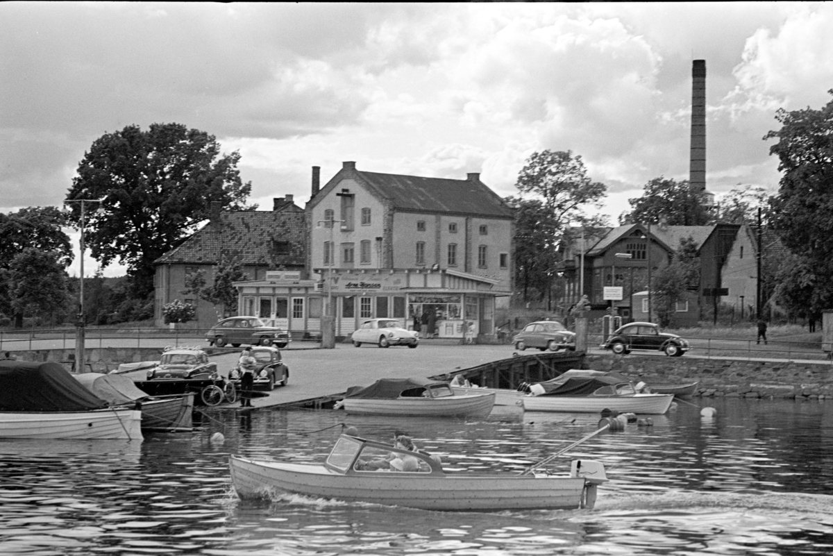 Hamar brygge, båthavn, fritidsbåter, personbiler, kiosk, Mjøsa.