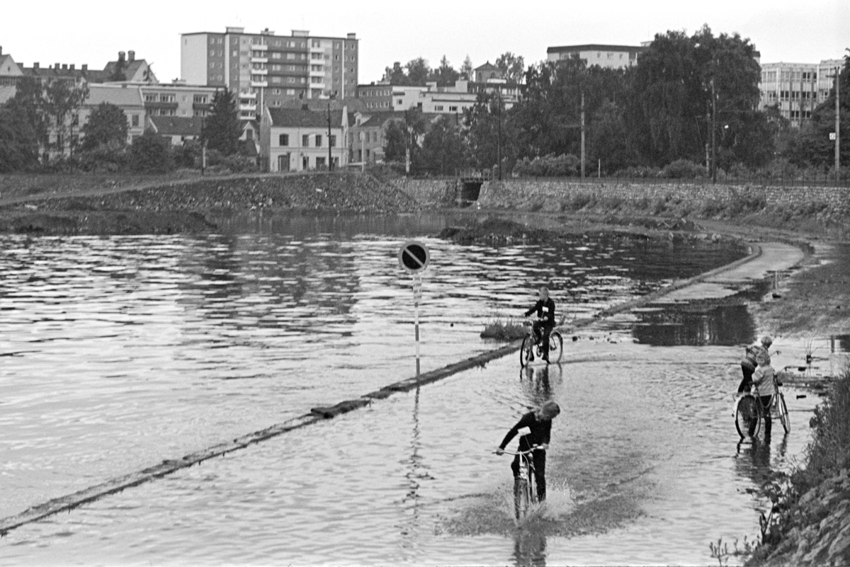 Mjøsa, flom, barn, sykkel, flomvann, Hamar.