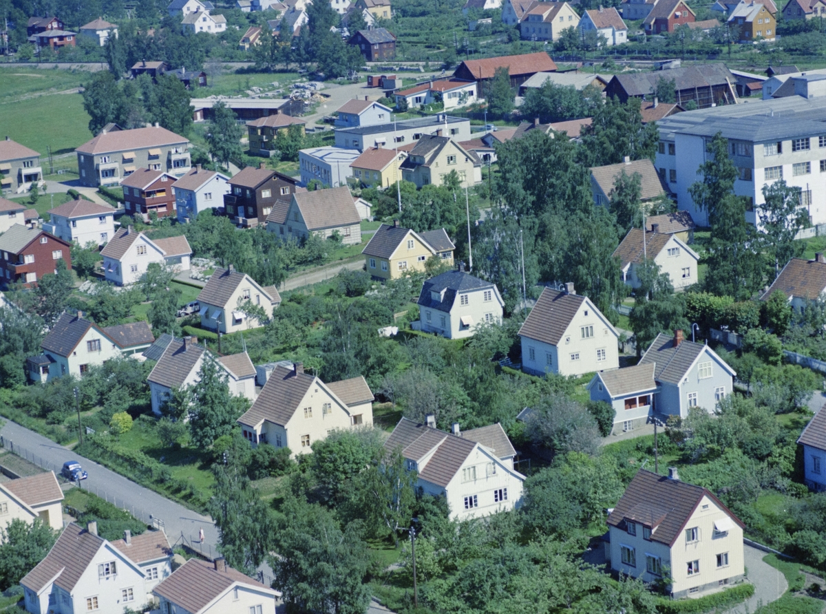 Flyfoto, Lillehammer, bebyggelse. Foran Busmovegen 3 og Bøhmers gate 8. Steen og Strøms møbelfabrikk med Løkkegata i bakgrunnen