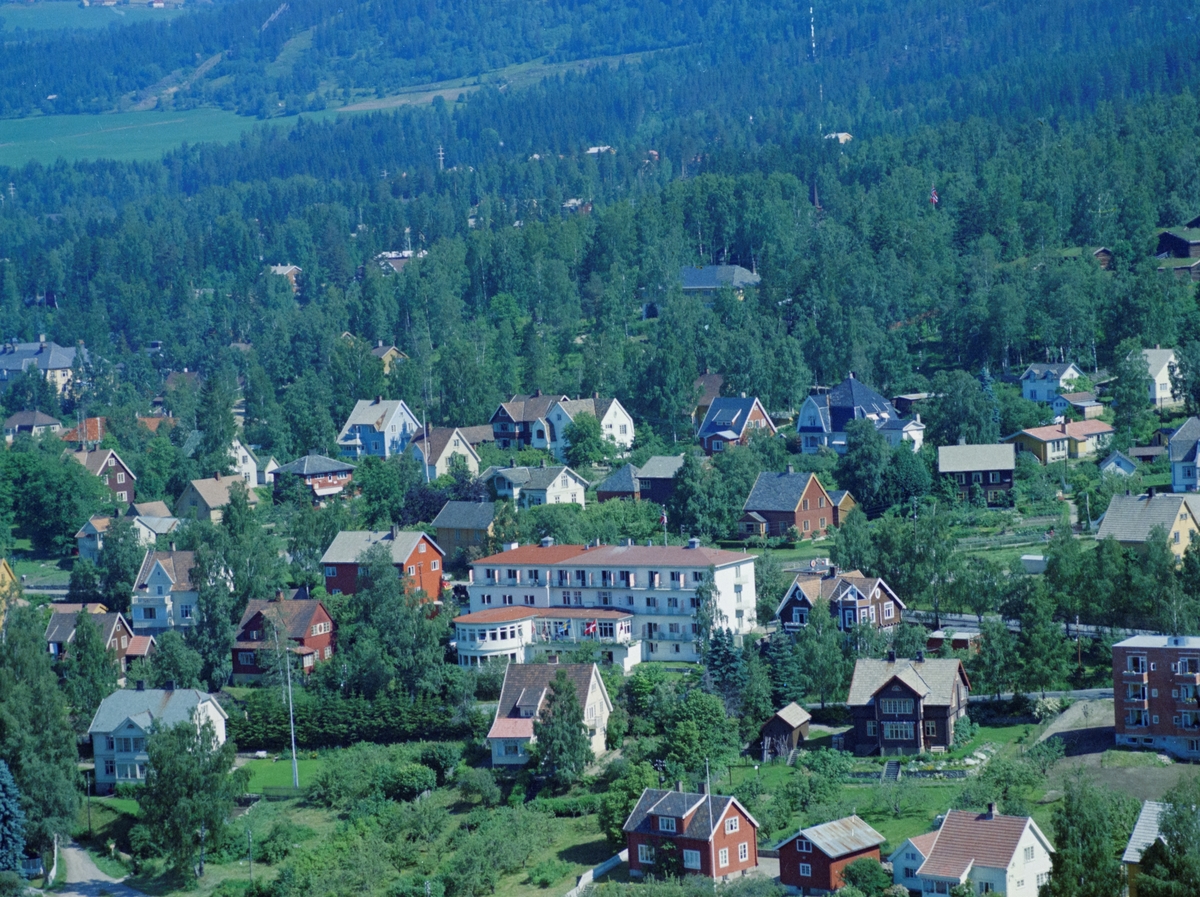 Flyfoto, Lillehammer. Sentralt ligger Norlandia Oppland Hotell, eller Oppland Turisthotel, som nå er revet. Det hadde adresse Storgata 2a. Nederst i bildekanten er deler av en rød murblokk som ble kalt Damehjemmet.