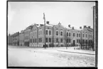 Hörnhuset Fabriksgatan-Änggatan.
Tvåvånings hyreshus med 3 st. frontespisar.
A.W. Nehrman