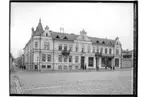 Örebro Språk & Handelsskola, tvåvånings hyreshus.
Handelslärare Gustaf Larsson