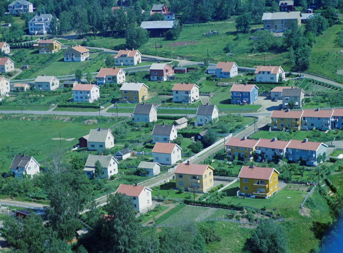 Flyfoto, Lillehammer, Søre Ål. Helt øverst i venstre hjørne er "Trararo" villa. Det ble revet i februar 2015. Rett nedenfor er Bellevue pensjonat, mens Breiseth gård ligger til høyre. Breisethvegen på skrå nedover. Hamarvegen går midt i bildet og Årettevegen nedover. Årettavegen 22 er hvitt hus med uthus nederst og Årettavegen 24 rett ovenfor uthuset