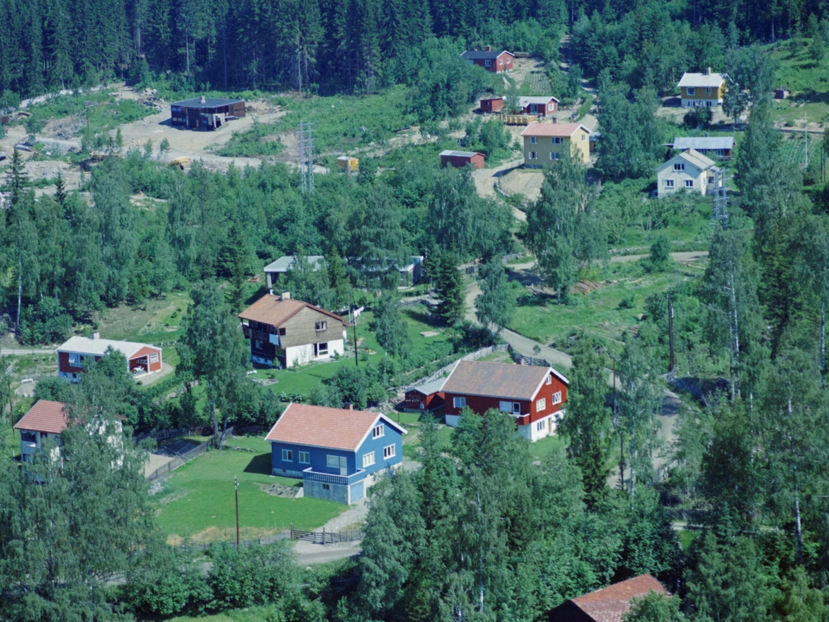 Flyfoto, Lillehammer, bebyggelse. Langsethvegen går oppover i bildet, den nye Messenliveien tar av til høyre nedenfor midten av bildet. Veien som går oppover fra Langsethveien til husene lenger opp, heter Konglevegen.