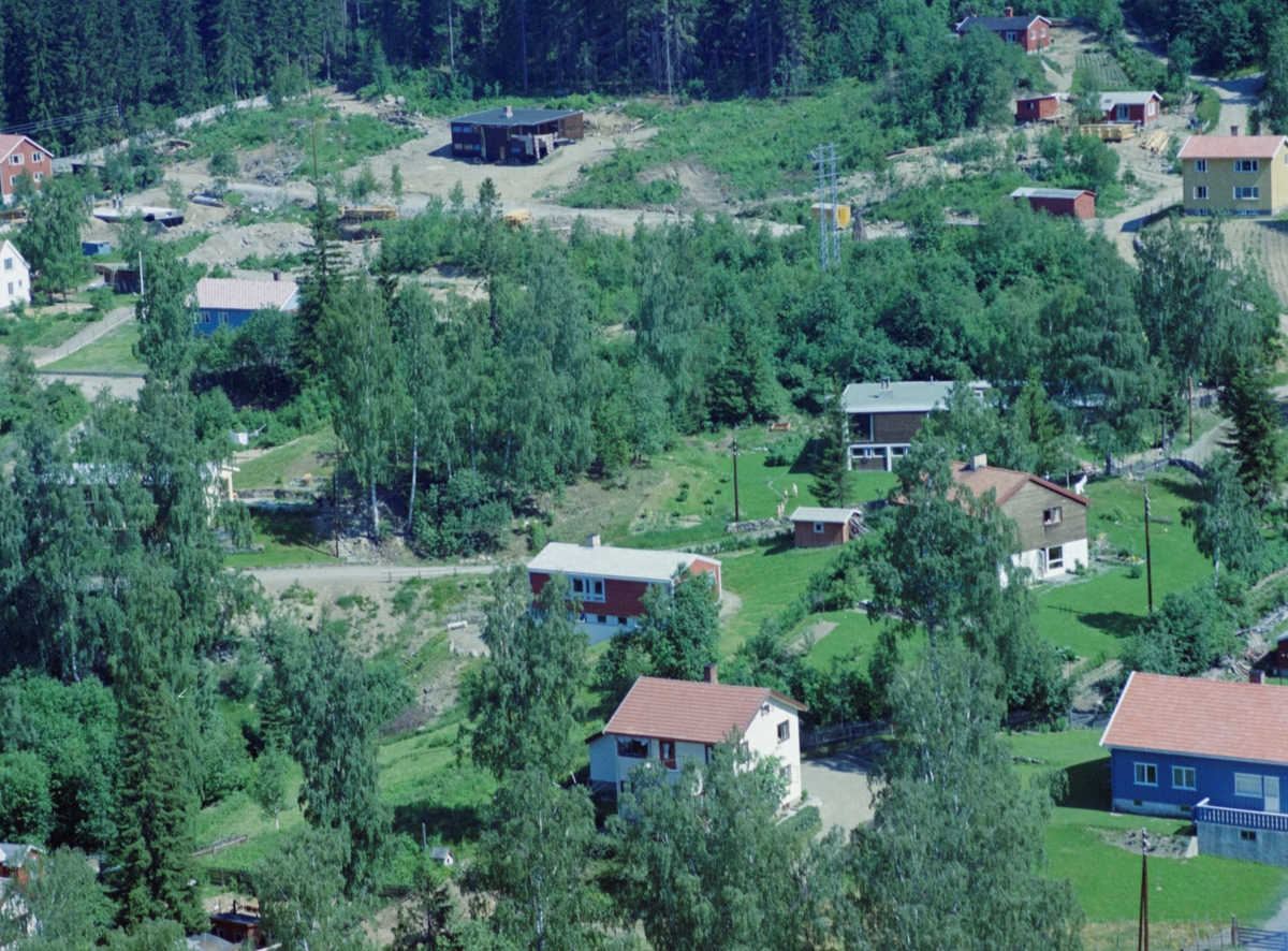 Flyfoto, Lillehammer, bebyggelse. Det hvite huset i forgrunnen er Messenlivegen 20. Veien synes ikke. Ovenfor sees Einar Sandbergs veg som ender i Langsethvegen. Veien øverst i bildet er Øygardsvegen som ender i Ringsvegutua.