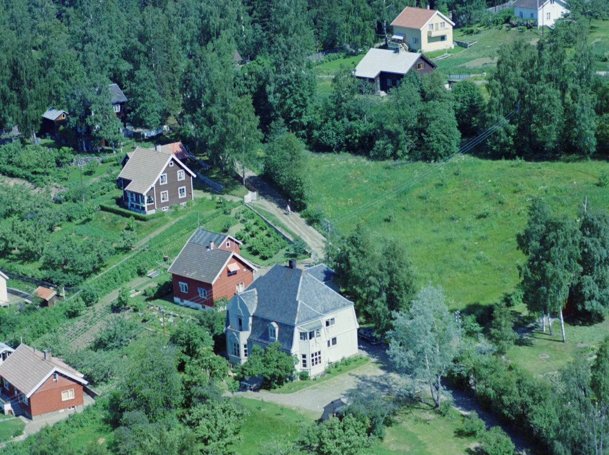 Flyfoto, Lillehammer, bebyggelse. Staselig hvitt hus i forgrunnen eid av tannlege Finn Rognerud i Einar Sandbergs veg. Ringsvegutua med inngang til Maihaugen skimtes i bakkant.