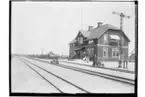 Sköllersta Järnvägsstation, en och en halvvånings stationsbyggnad med brutet tak.
Två dresiner med två män.