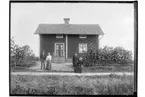 En och en halv plans bostadshus , 4 personer.
C. G. Lindberg