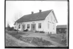 Vintrosa Järn & Diversehandel, stort envånings bostadshus.
Ingenjör G. B. Orrvik.