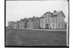 Tre st två och en halvplans bostadshus, 2 st tvåvånings bostadshus, 1 st envånings bostadshus. Nedrevs 1960.
J.E. Andersson