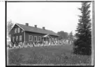 Vintrosa skola, skolbarn med lärare.
Skolbyggnad i bakgrunden.
Kantor W. Järd