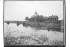 Stora Mellösa kyrka, kyrkobyggnad, tvåvånings bostadshus, en och en halvvånings bostadshus. Stackad säd.
Översvämning den 3 augusti 1910.
Beställningsnr. SM-310.