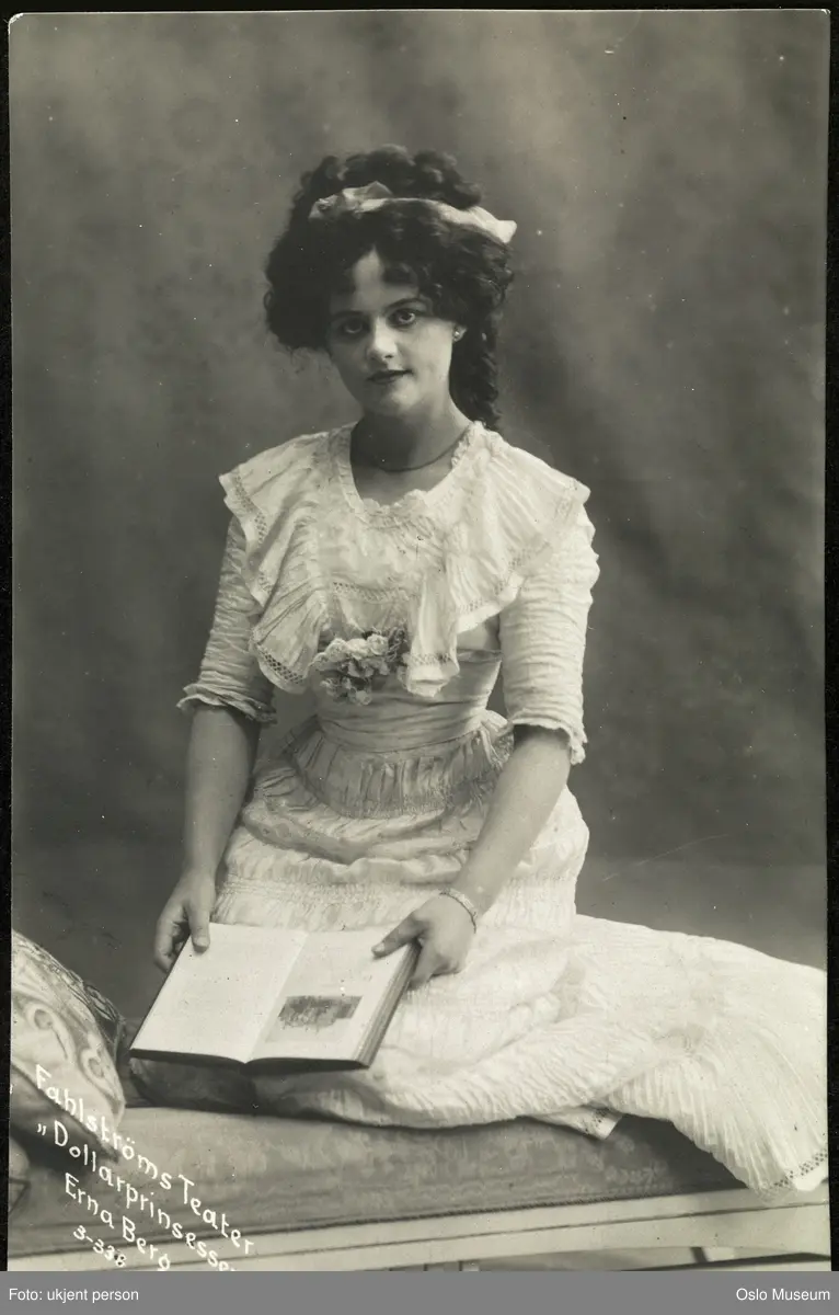 portrett, kvinne, skuespillerinne, rollebilde, Daisy i "Dollarprinsessen" på Fahlstrøms Theater, sittende helfigur, kostyme