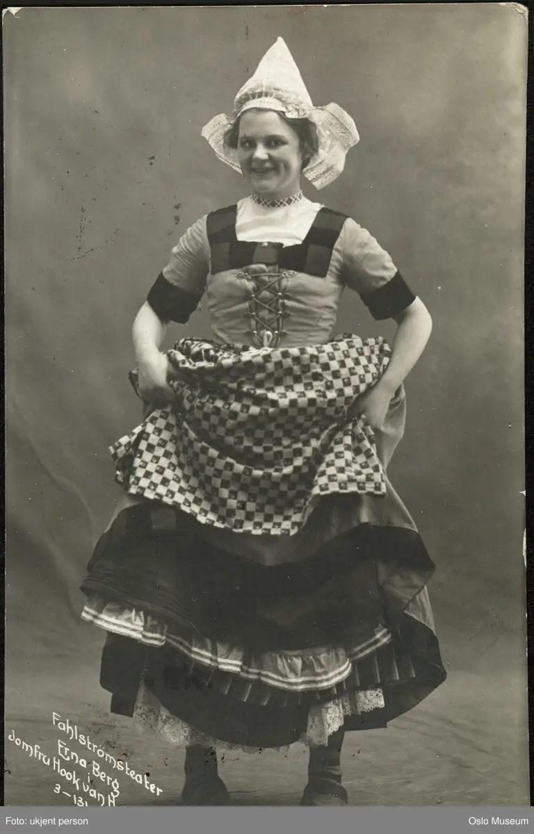 portrett, kvinne, skuespillerinne, rollebilde, Nina i "Jomfru Hook van Holland" på Fahlstrøms Theater, stående helfigur, kostyme