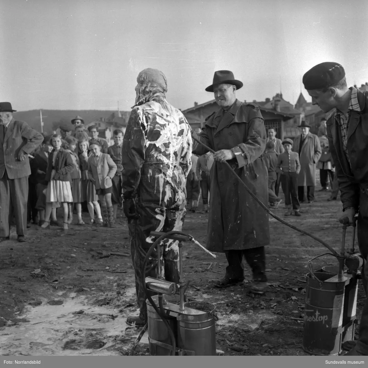 Demonstration av brandskyddsmedel på Finnkajen i hamnen. Gunnar "Marthelli" Lövblad täcks med så kallat Tewisskum och kan sedan stå mitt i ett eldhav.