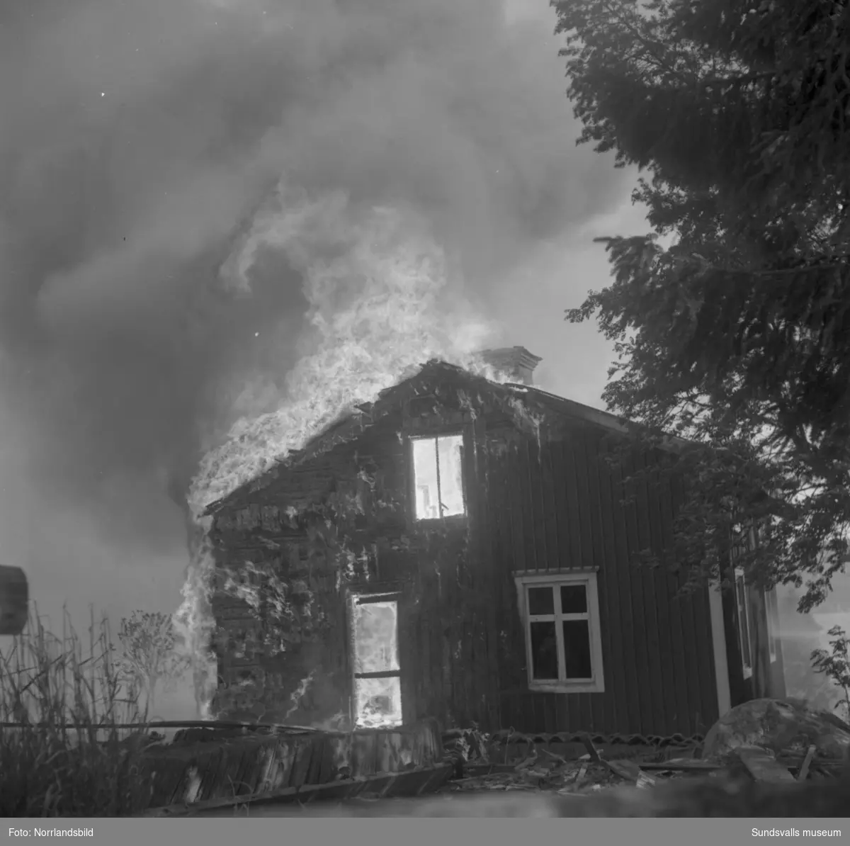 Tre byggnader slukades av elden i en våldsam brand i Allsta. Branden startade i hemmansägare Ture Lindboms ladugård och spred sig snabbt till ladugården hos Valdemar Dahlberg och sedan vidare till Dahlbergs bostadshus. Inga människor kom till skada men en häst och omkring 80 höns omkom i lågorna.