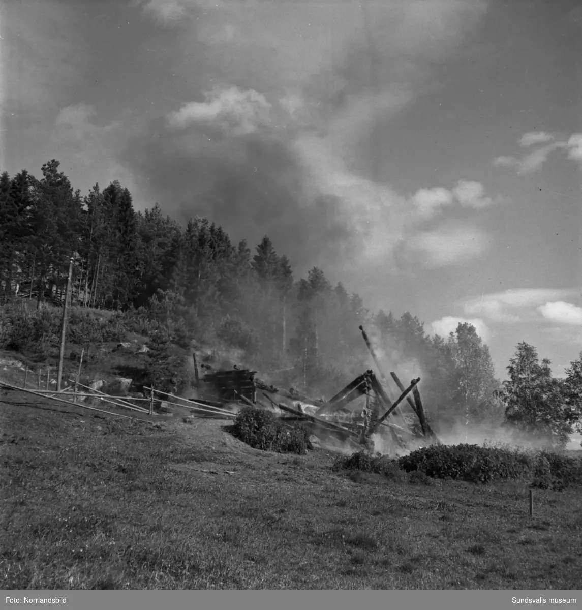 Tre byggnader slukades av elden i en våldsam brand i Allsta. Branden startade i hemmansägare Ture Lindboms ladugård och spred sig snabbt till ladugården hos Valdemar Dahlberg och sedan vidare till Dahlbergs bostadshus. Inga människor kom till skada men en häst och omkring 80 höns omkom i lågorna.