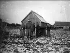 Fälttjänstövningar i Västergötland 1912 med 4. Skv K 7 i Malmö, skvadronchef löjtnant Ragnar Aaby- Ericsson. Vita band runt uniformsmössa markerar att skvadronen tillhör fiendesidan.