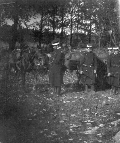 Fälttjänstövningar i Västergötland 1912 med 4. Skv K 7 i Malmö, skvadronchef löjtnant Ragnar Aaby- Ericsson. Vita band runt uniformsmössa markerar att skvadronen tillhör fiendesidan.