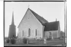 Sköllersta kyrka, kyrkan och klockstapeln.